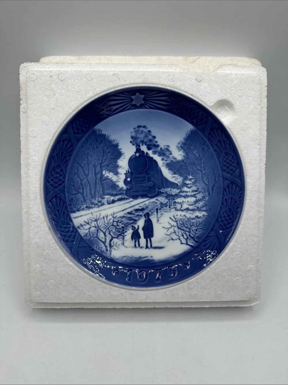 ROYAL COPENHAGEN 1973 Going Home For Christmas Blue and White Collectors Plate